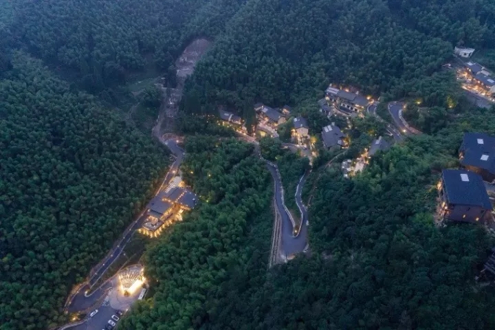 裸心堡采用了輕質(zhì)結(jié)構(gòu)、符合山地的吊腳樓結(jié)構(gòu)